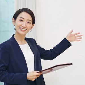 提案する女性