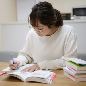 自宅で勉強をする女性