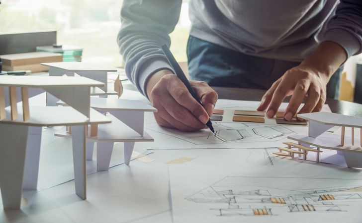 製図をする建築家