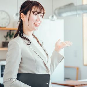 内見をする女性