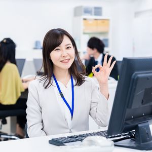 仕事をする女性